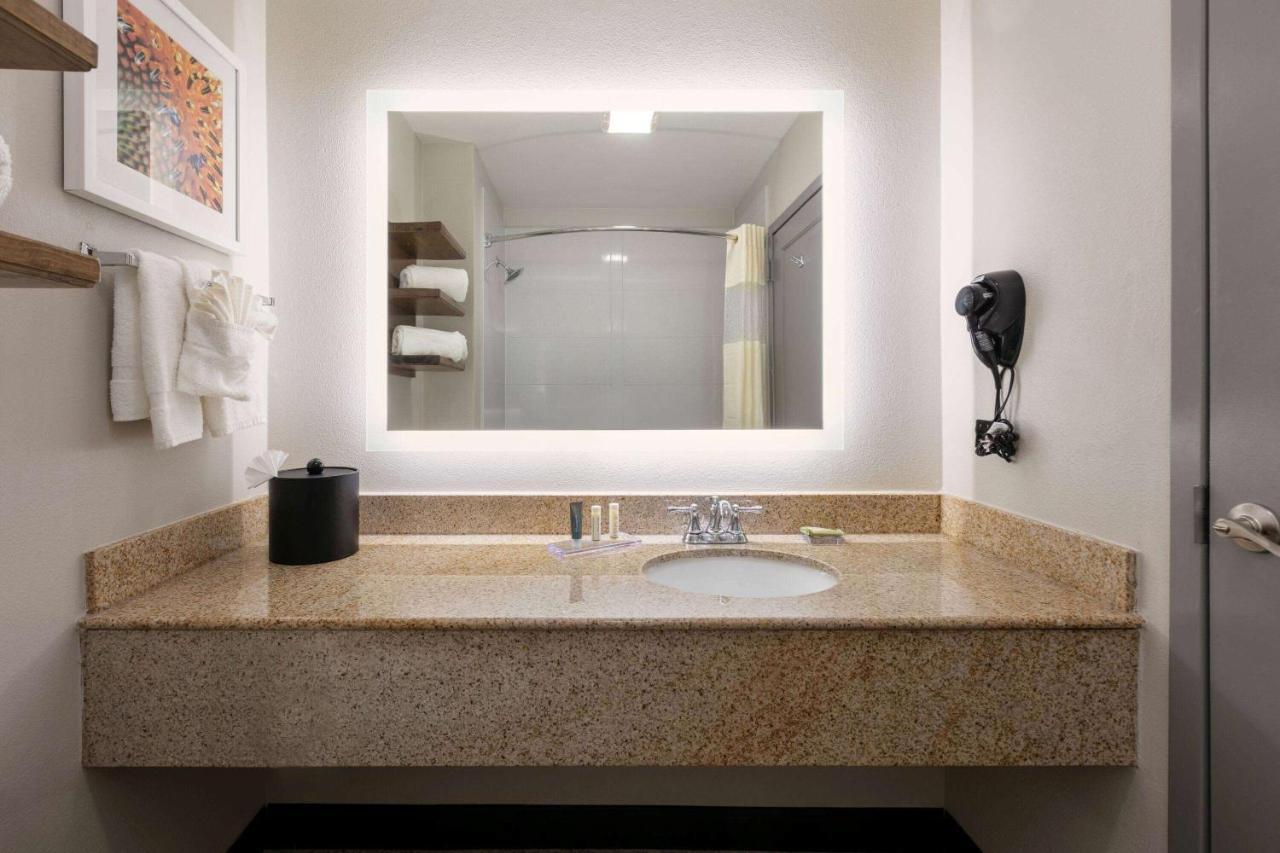 Hotel Wingate By Wyndham - Dfw North